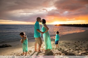 Sunset family pictures near Rainbow Tower in Waikiki